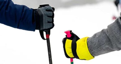 Ski Gloves vs Mittens: A Comparison